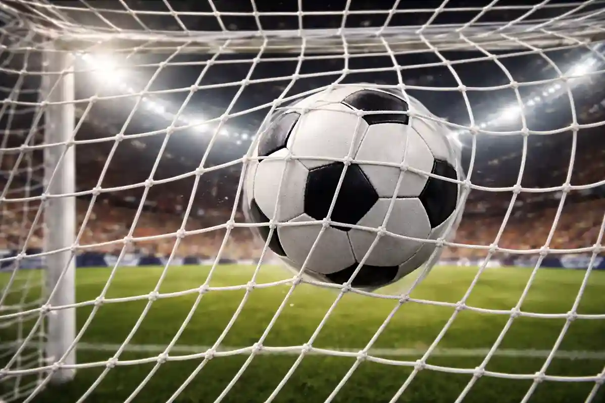 Filet de but de football vu de l'intérieur avec le ballon au fond des filets après un but marqué